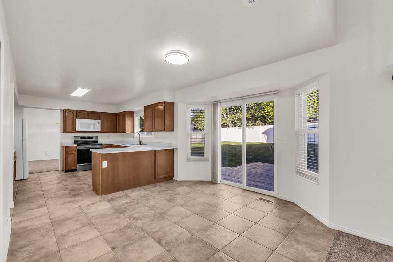 10033 S Morgan Grove Way - Photo 7 of 47