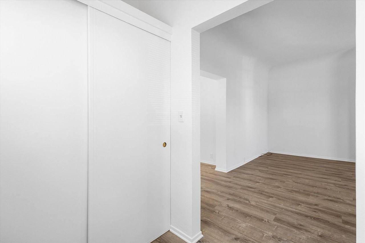 1087 Park Ave - Photo 4 of 25