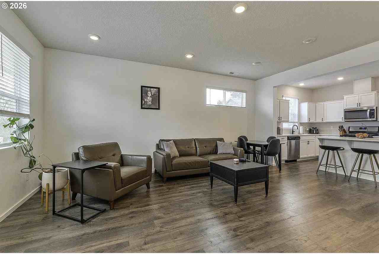 898 N 18th Ave - Photo 3 of 27