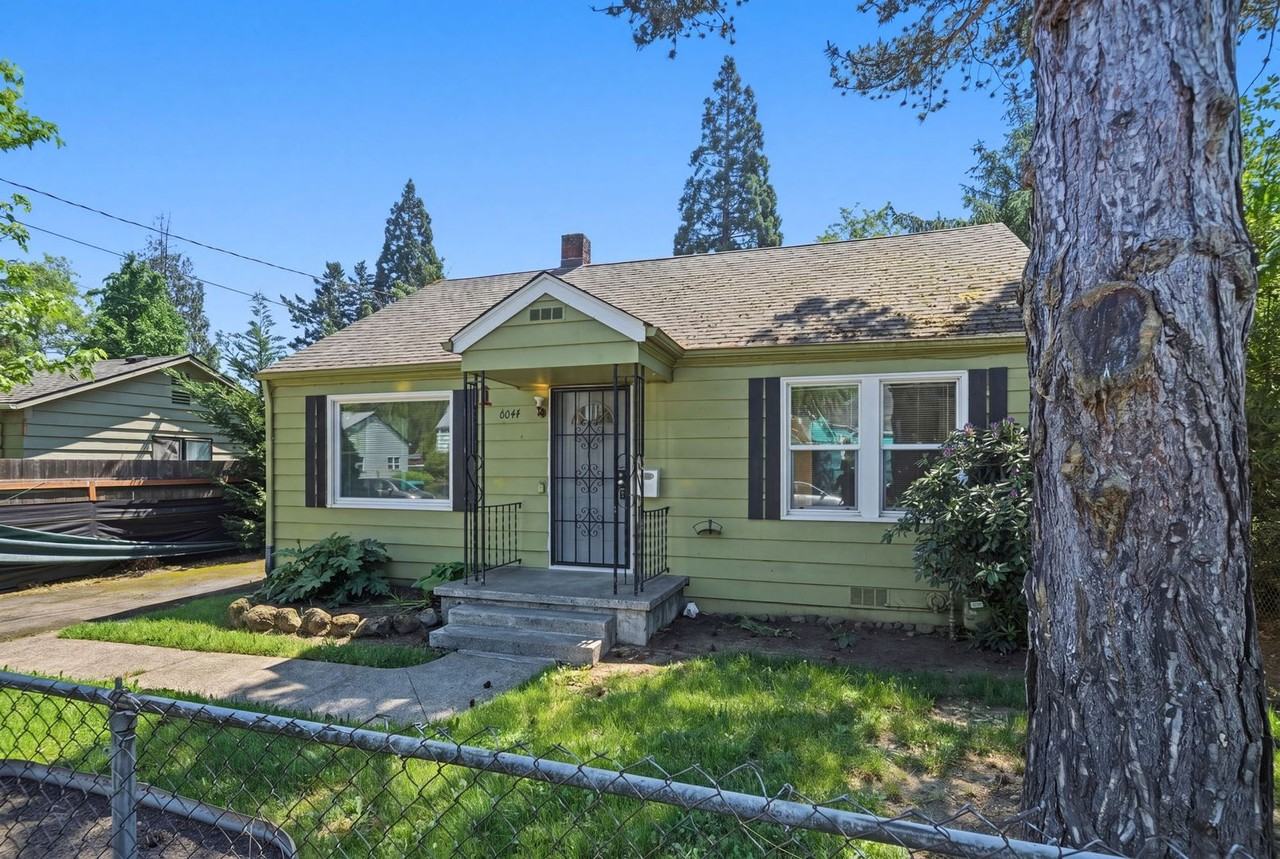 6044 Se Henderson St - Photo 4 of 31