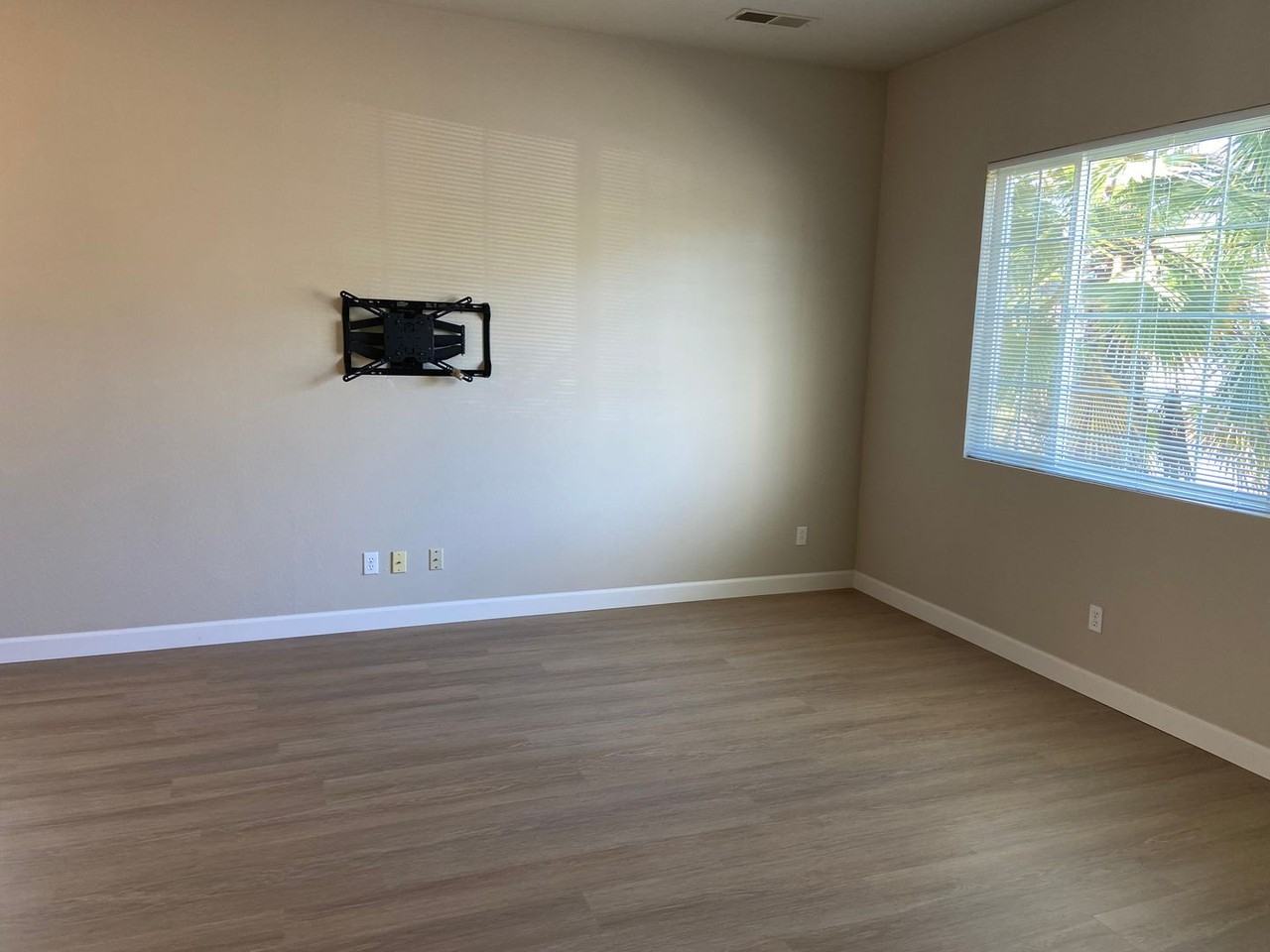 1030 Thompson Cir - Photo 4 of 21