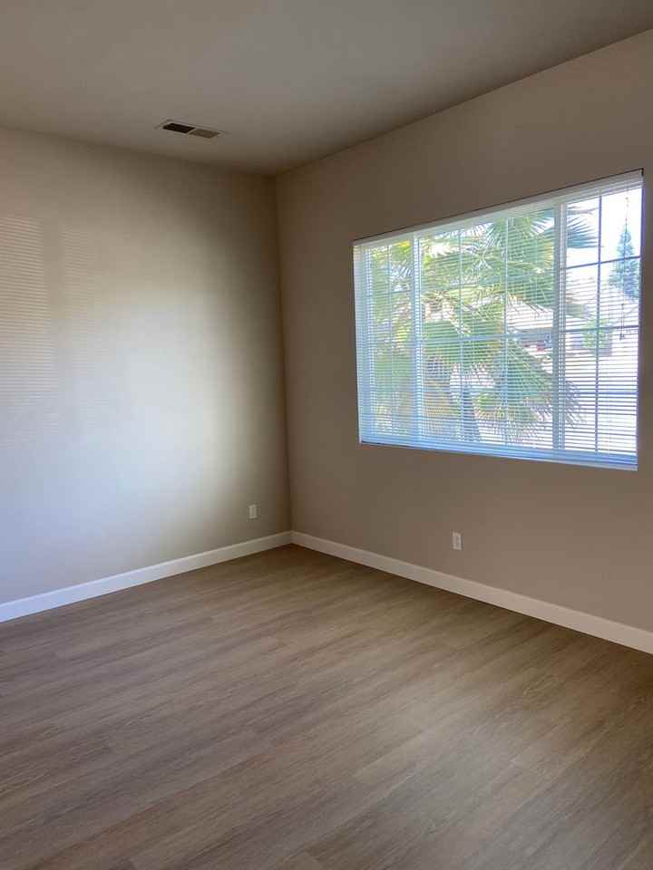 1030 Thompson Cir - Photo 5 of 21