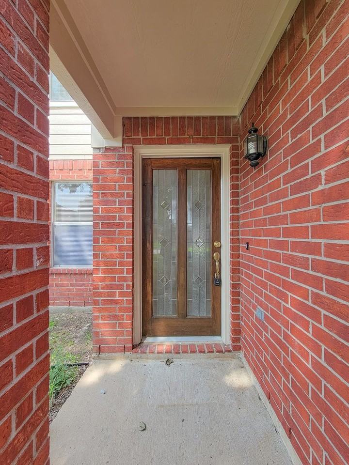 11810 Rolling Stream Dr - Photo 3 of 40