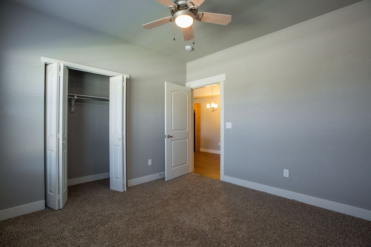 5233 Boardwalk Dr - Photo 6 of 24
