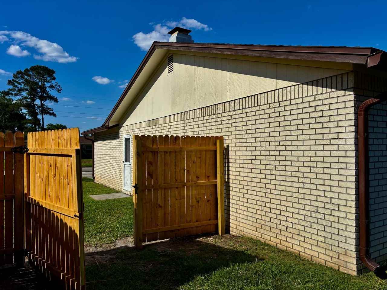 1747 Papaya Dr N - Photo 4 of 16