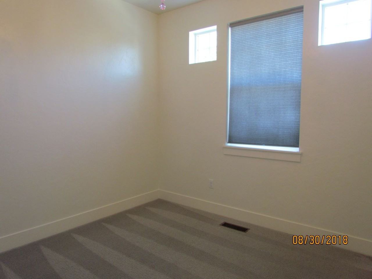481 W Peck St - Photo 4 of 50