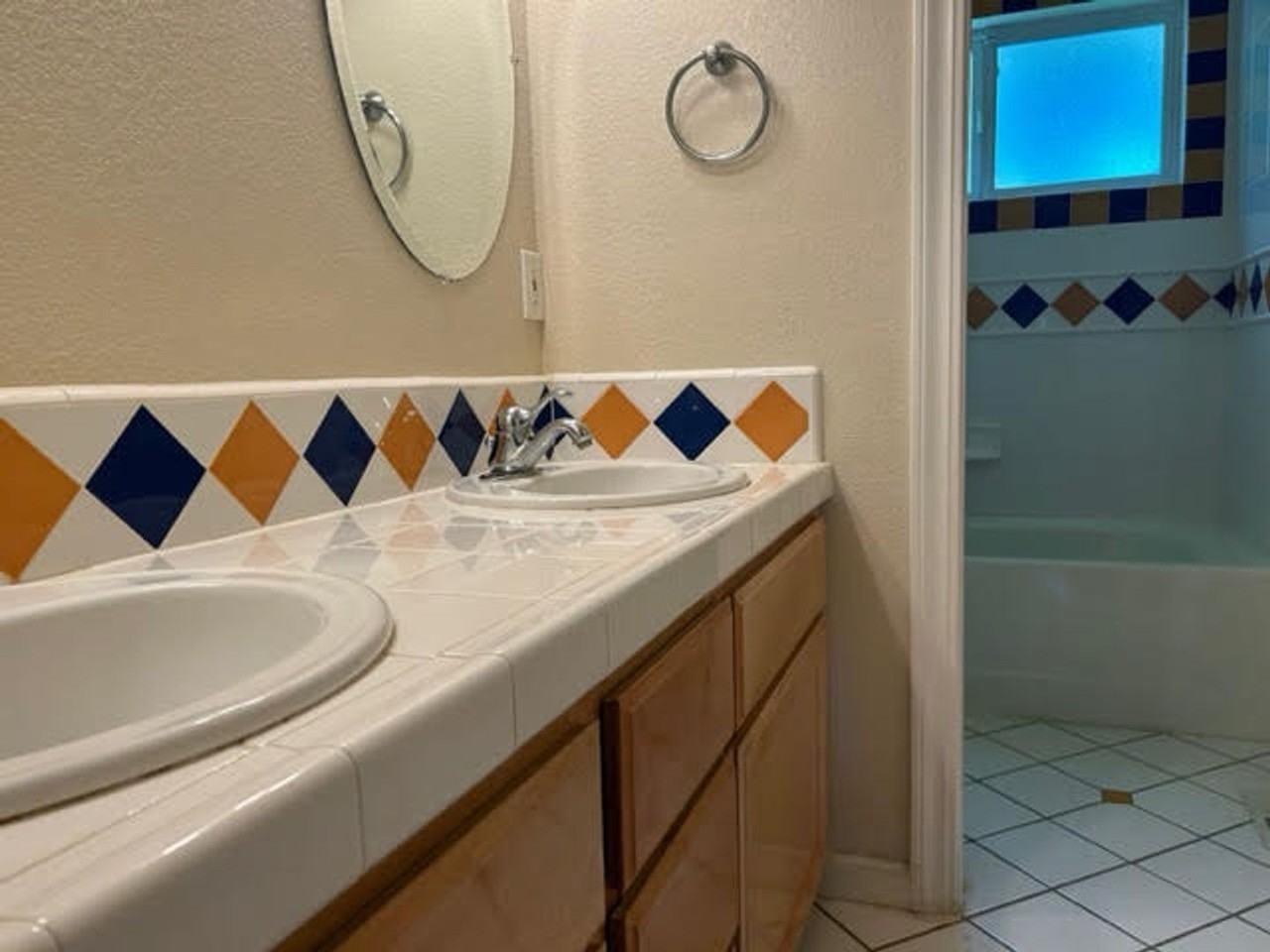 1204 Redcliff Dr - Photo 4 of 34