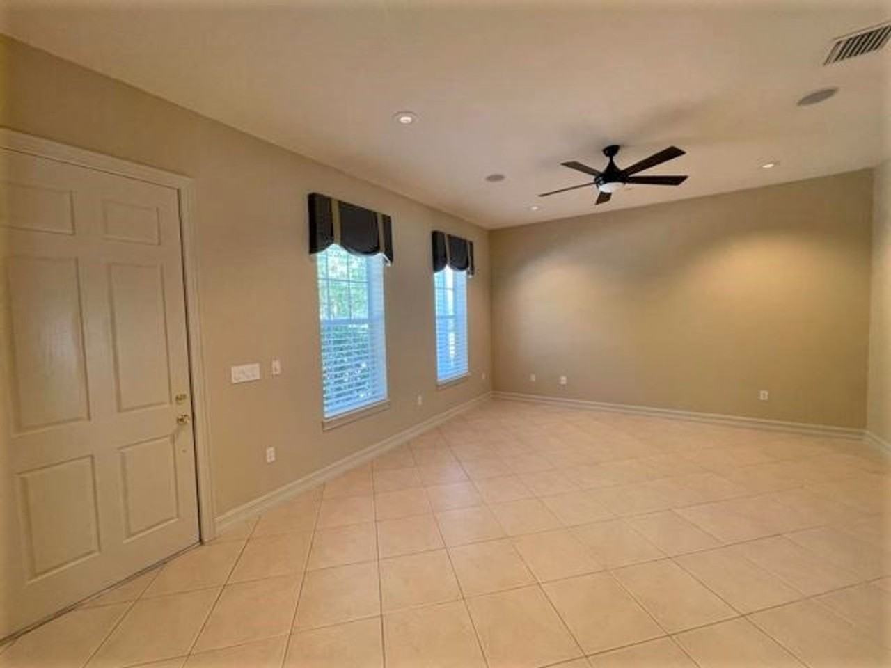 930 Greenlawn St - Photo 3 of 32