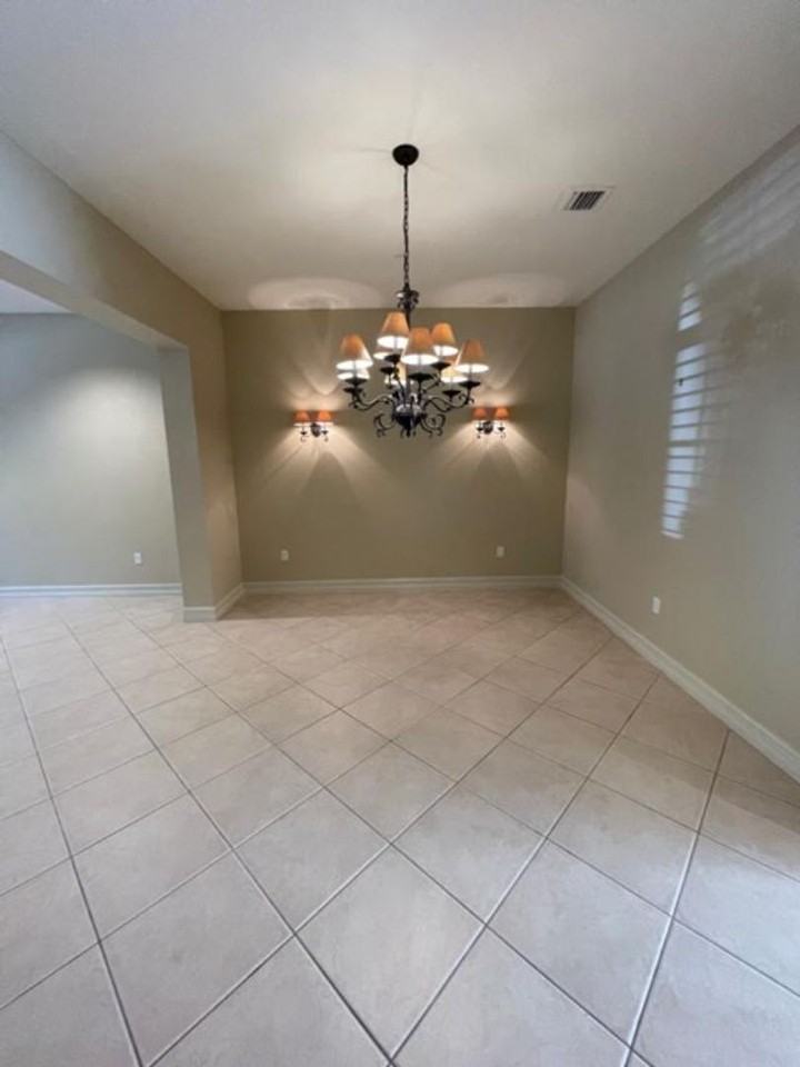 930 Greenlawn St - Photo 4 of 32
