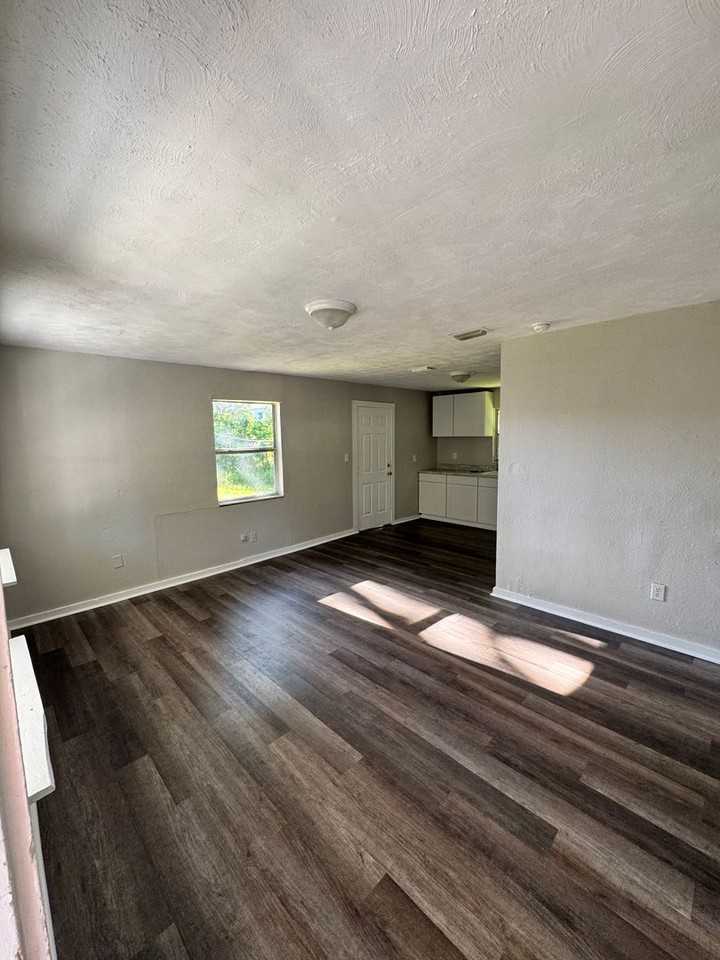 203 D St - Photo 3 of 8