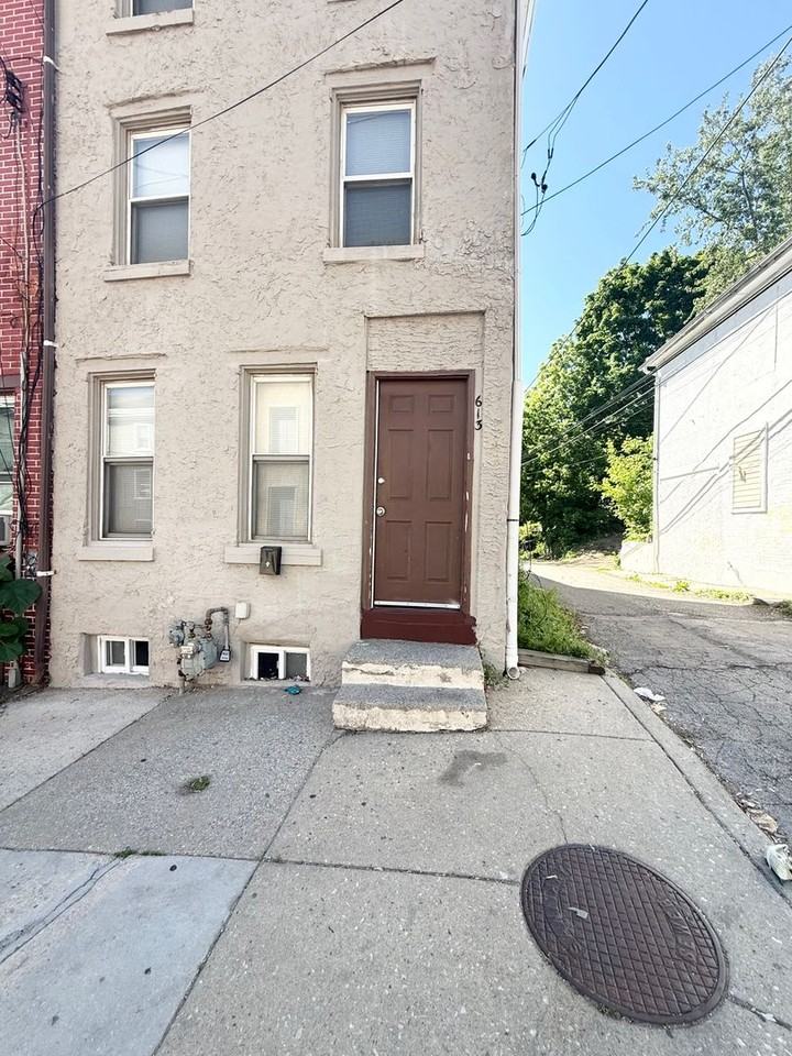 613 Walnut St - Photo 2 of 23