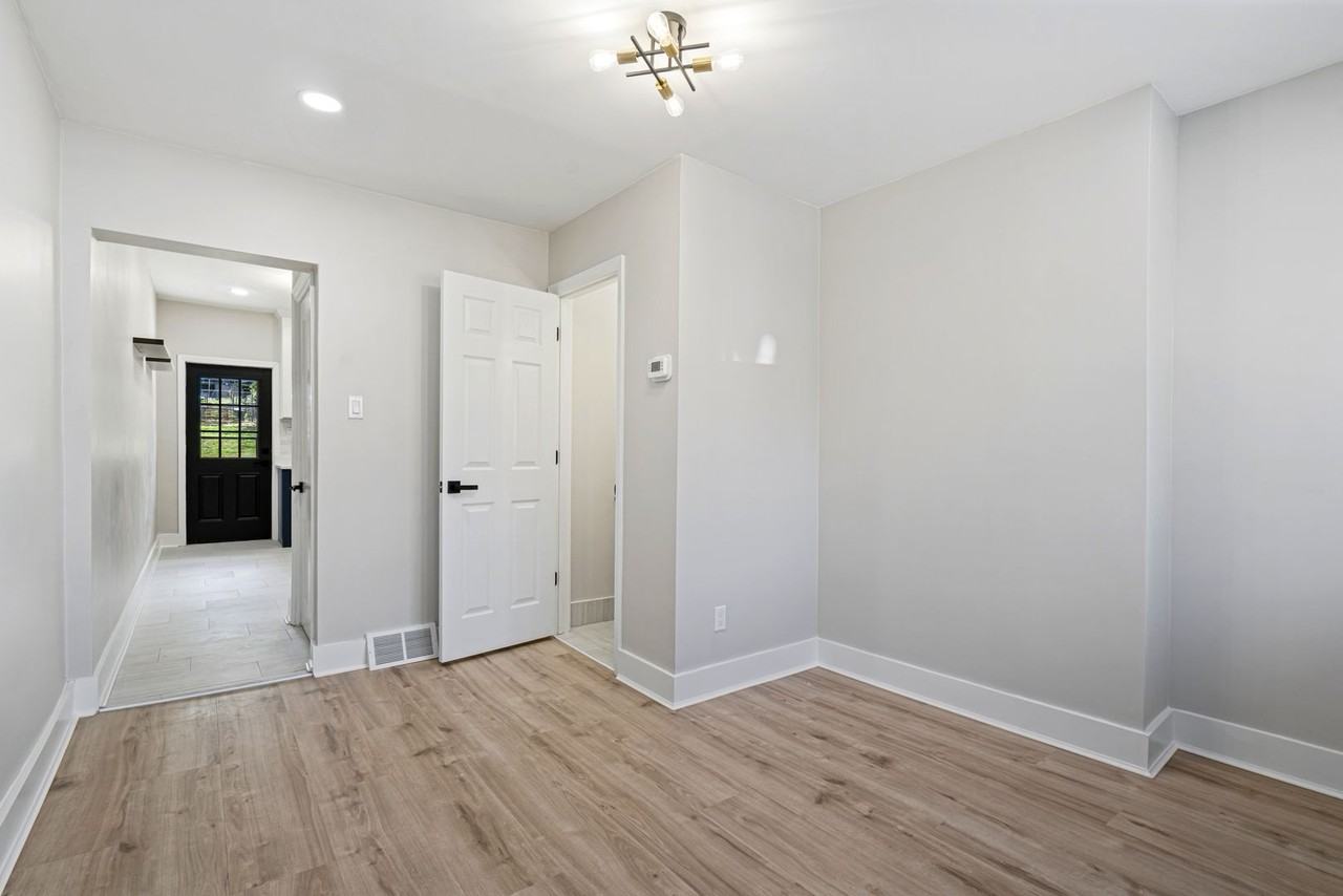 343 Ella St - Photo 3 of 23