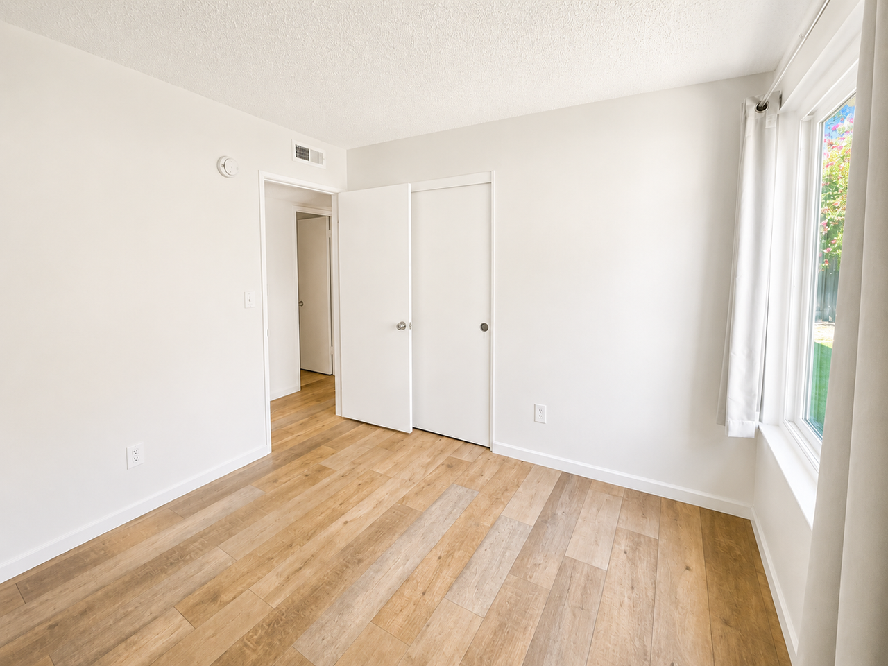 28189 Oaklar Dr - Photo 5 of 10