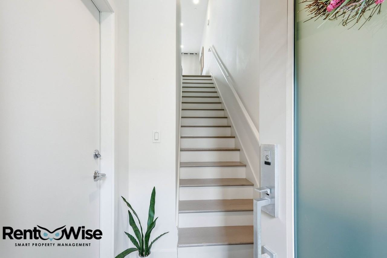 594 Hudson Ave - Photo 2 of 35