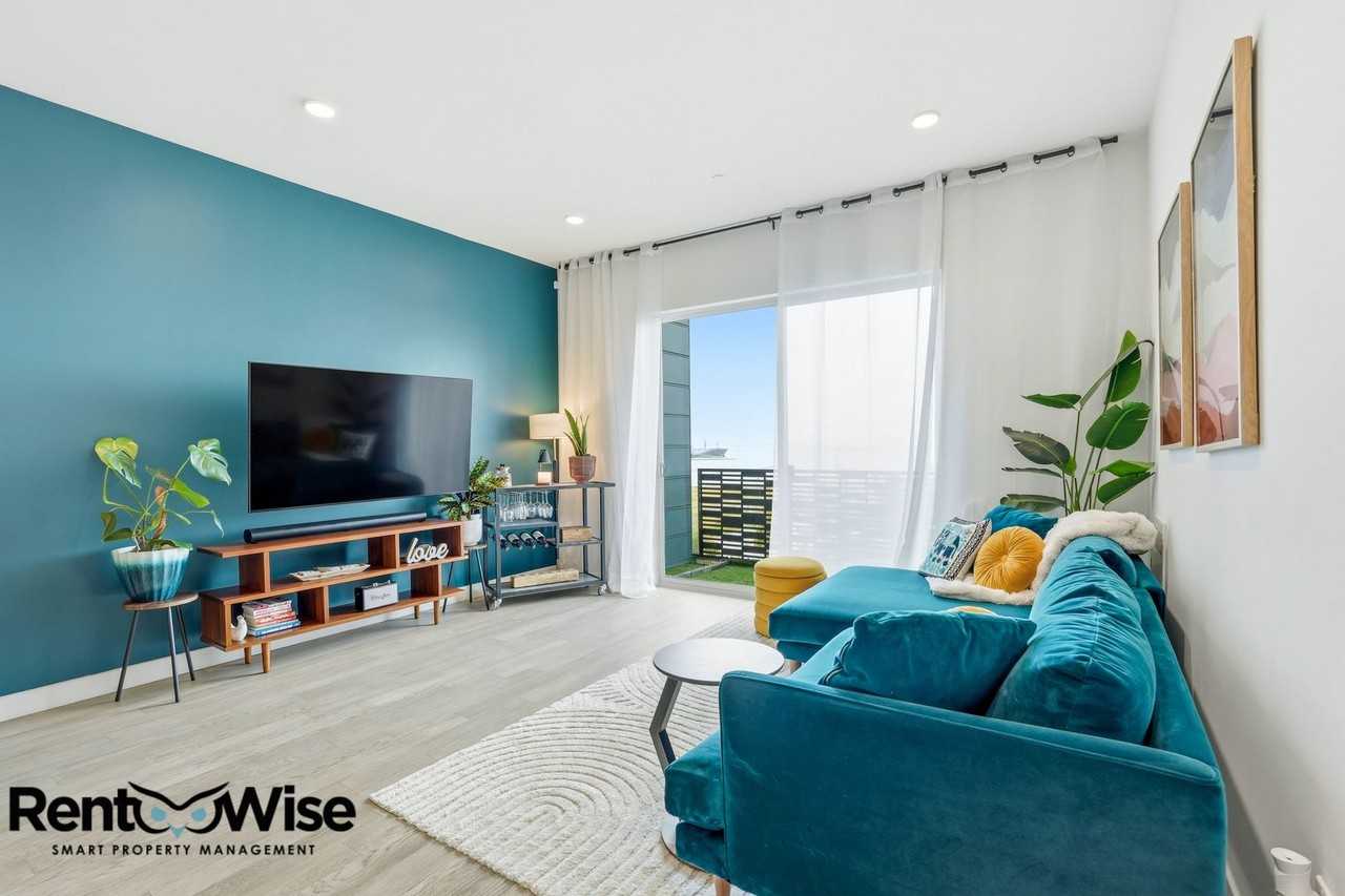 594 Hudson Ave - Photo 4 of 35