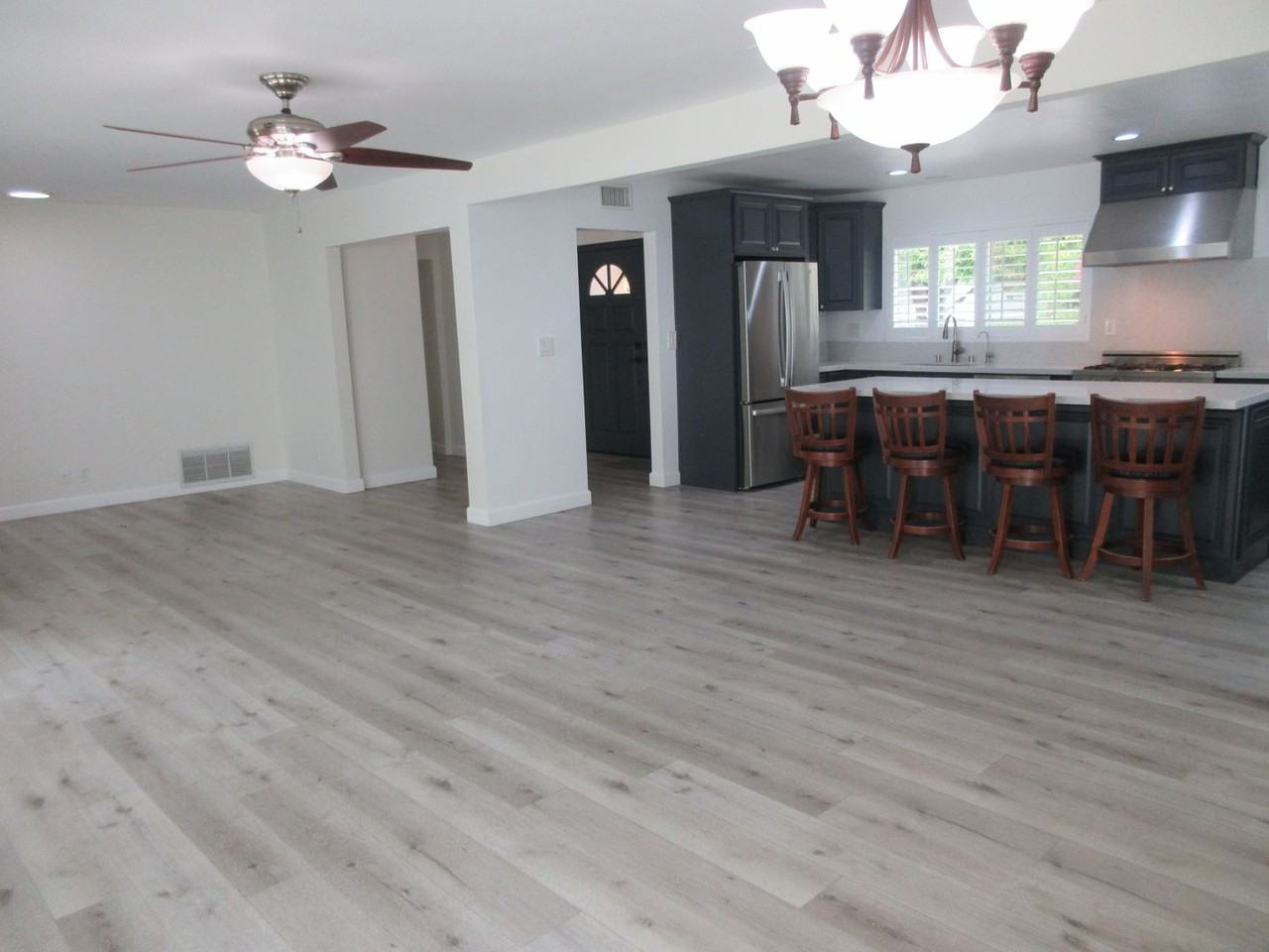 10914 Canby Ave - Photo 5 of 30