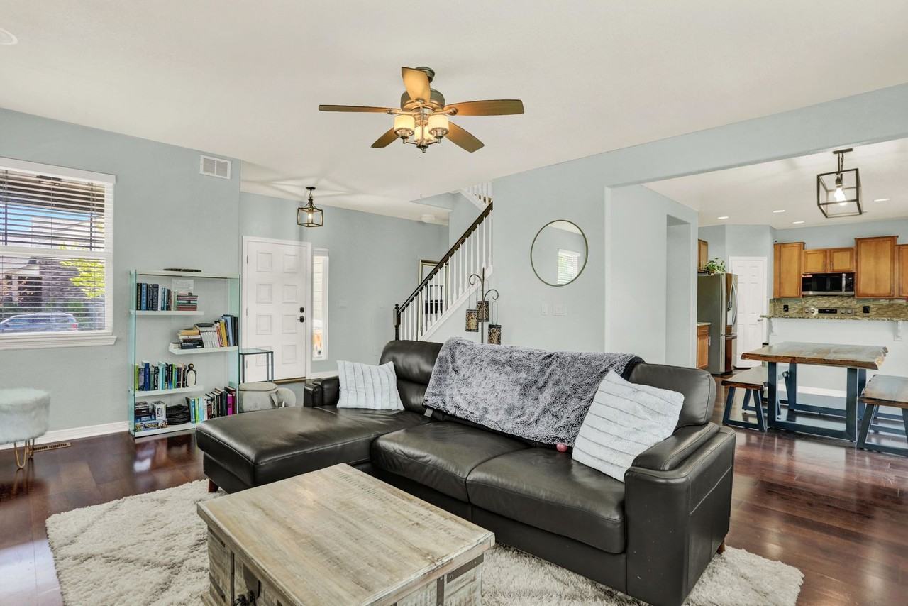 547 N Millbrook St - Photo 3 of 32