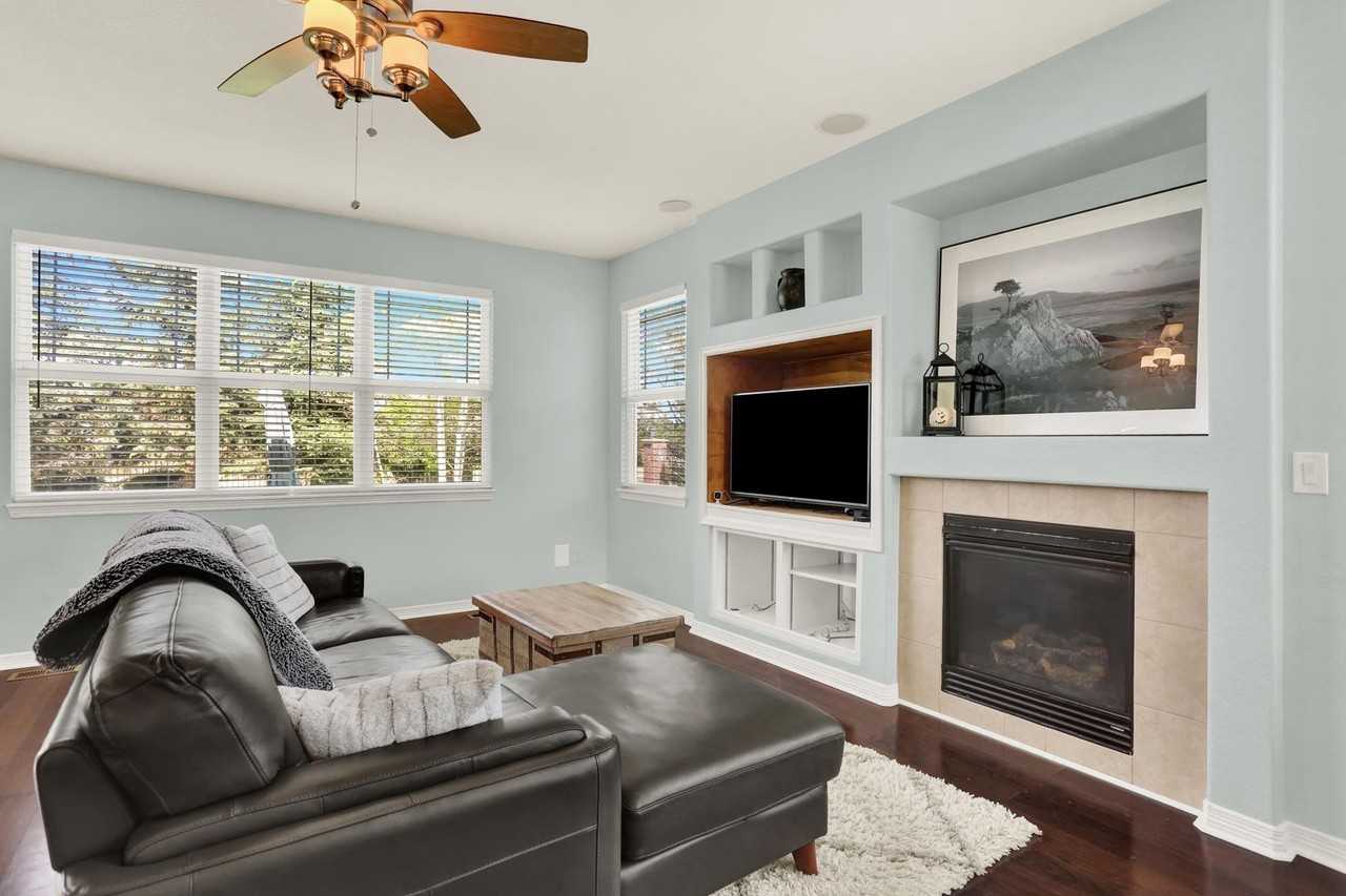 547 N Millbrook St - Photo 4 of 32