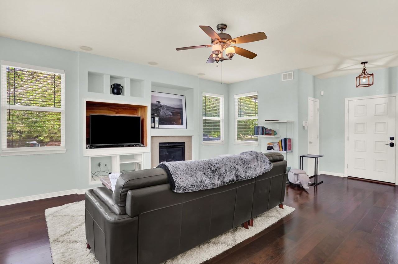 547 N Millbrook St - Photo 5 of 32