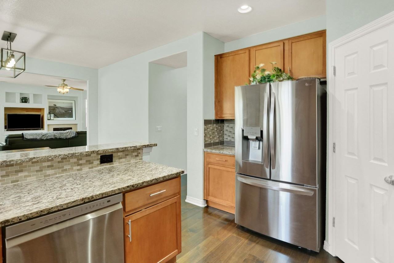 547 N Millbrook St - Photo 6 of 32
