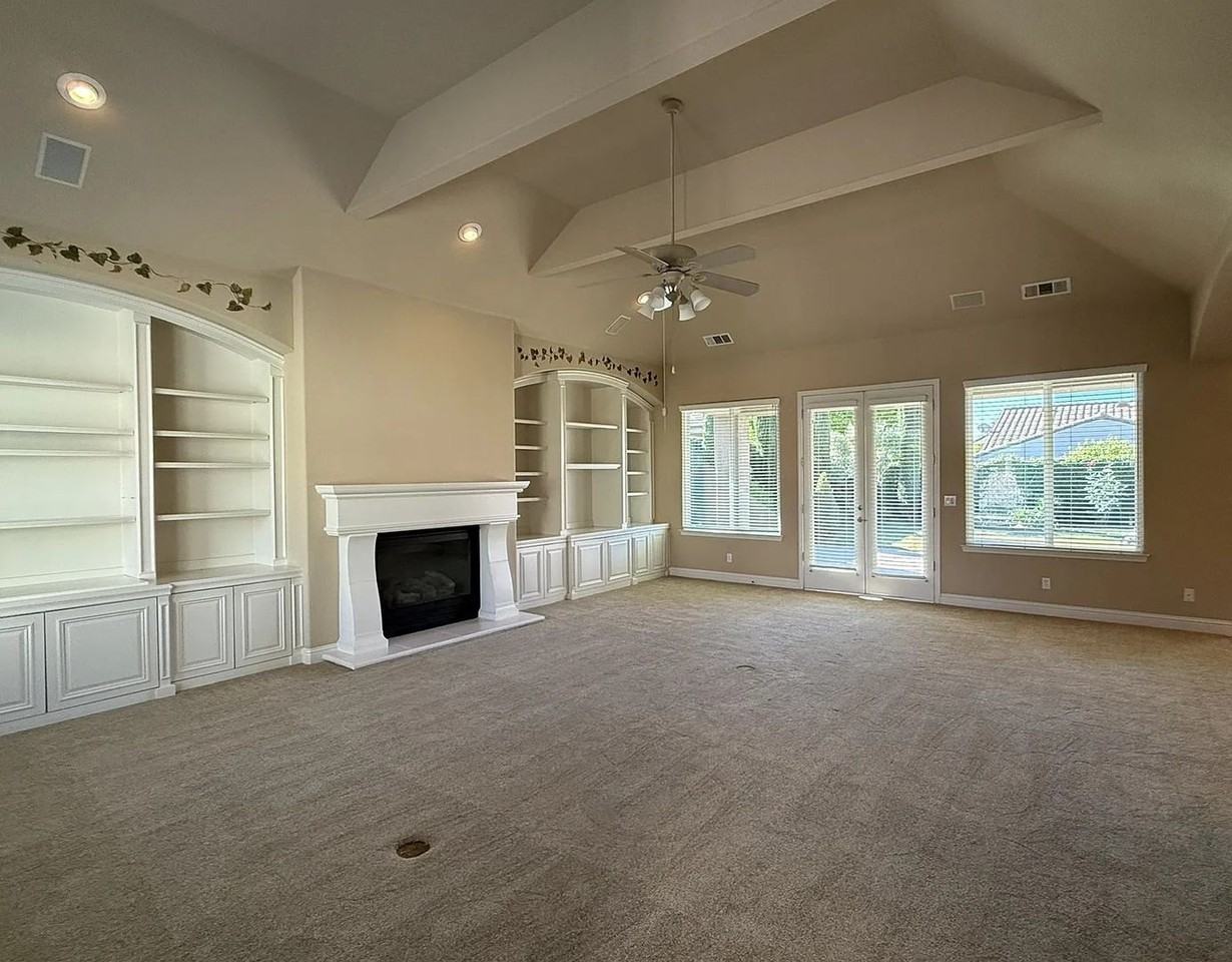 1367 E Glenlake Ln - Photo 2 of 18