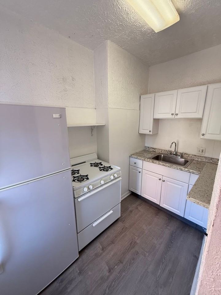 252 S 16th St - Photo 2 of 7
