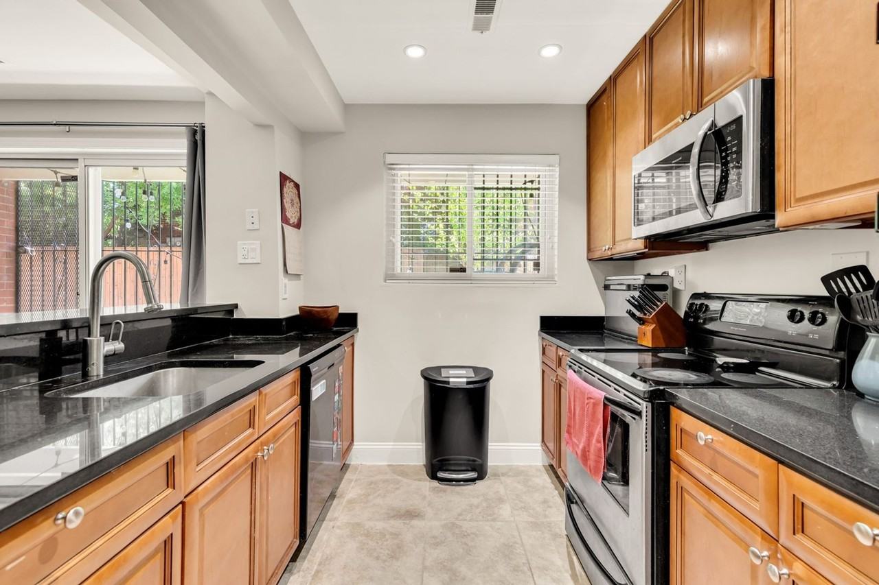 1384 Bryant St Ne - Photo 4 of 23