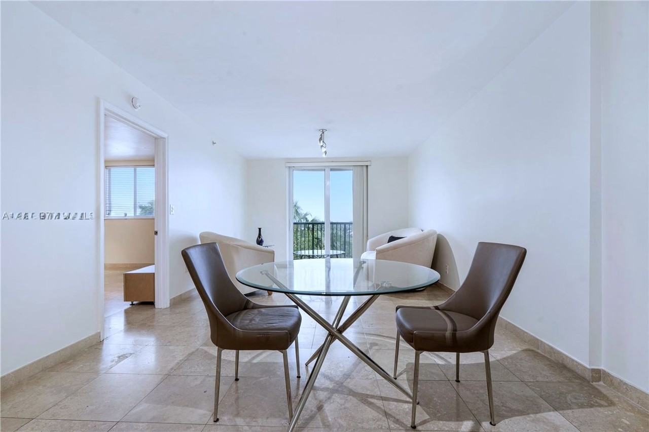 8888 Collins Ave - Photo 5 of 9