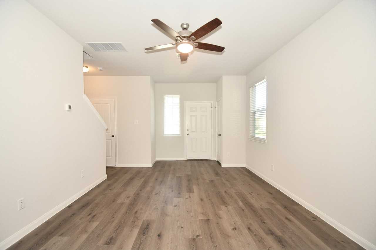 17419 Cuthbert St - Photo 7 of 35