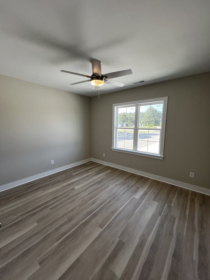563 N Washington St - Photo 5 of 9