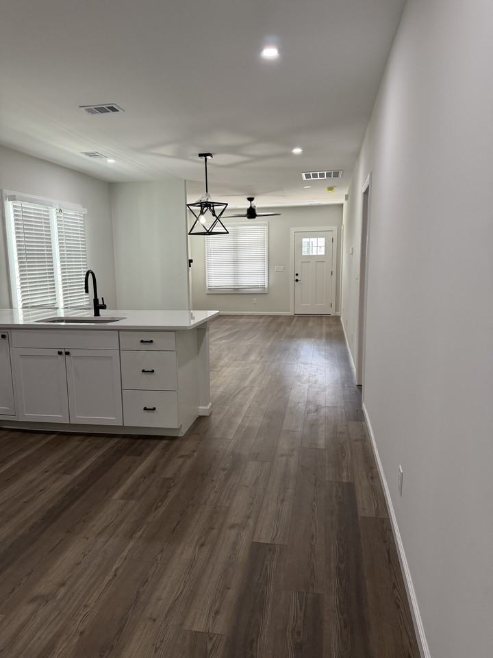 906 W Victory Dr - Photo 5 of 16