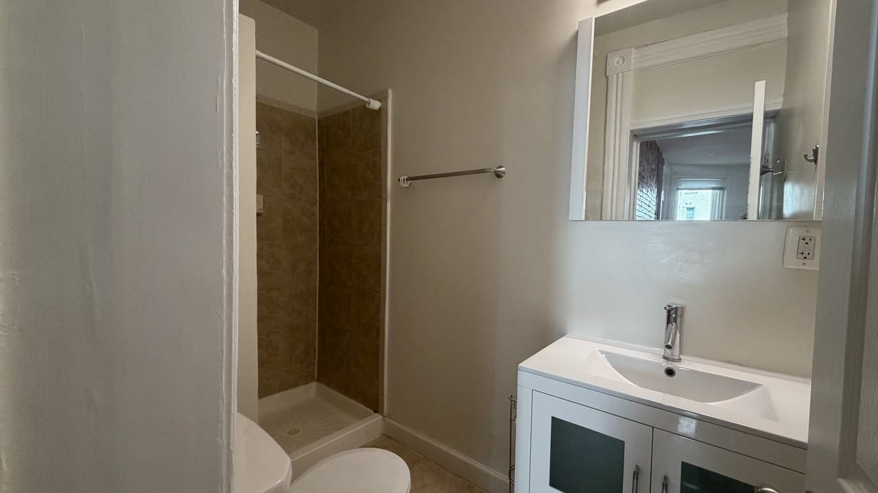 1702 16th St Nw #2 - Photo 4 of 5