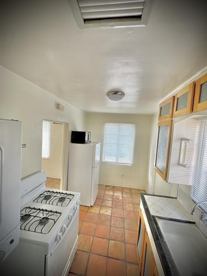 1310 E 7th St #5 - Photo 2 of 9