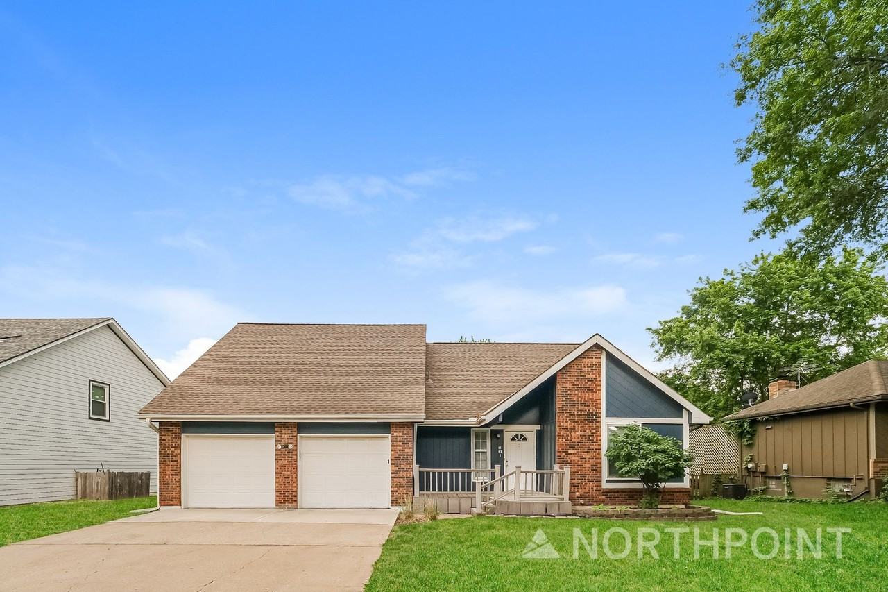 601 Se Richardson Pl - Photo 2 of 16