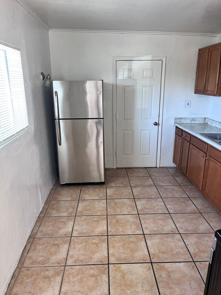 419-423 E 32nd Street - Photo 3 of 33