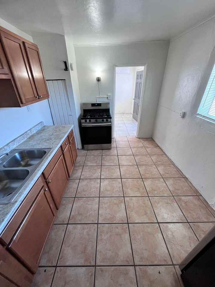 419-423 E 32nd Street - Photo 4 of 33