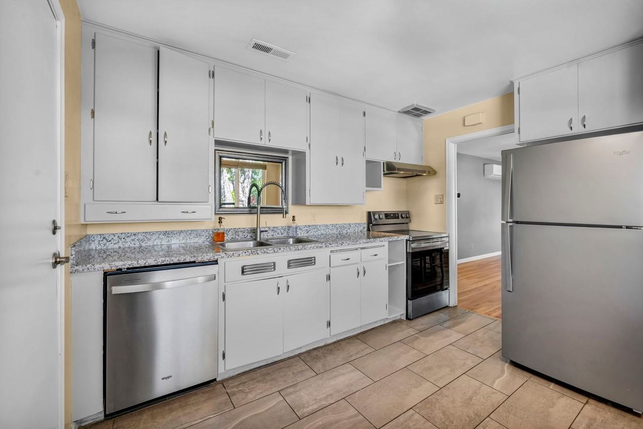 620 Belgrave Ave - Photo 2 of 50