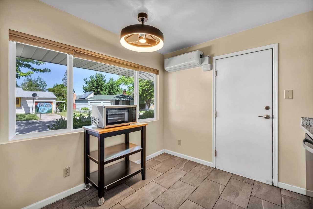 620 Belgrave Ave - Photo 4 of 50