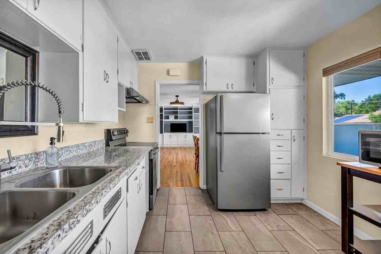 620 Belgrave Ave - Photo 5 of 50