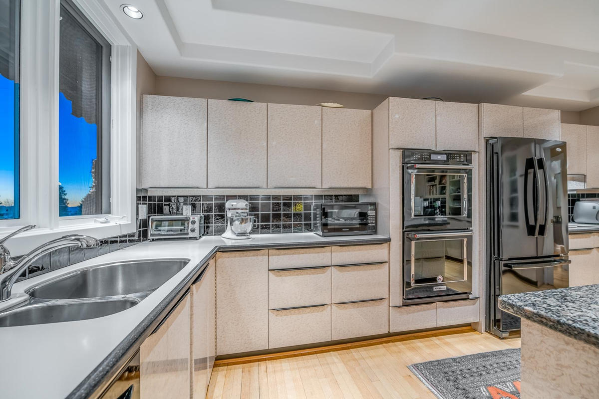 1870 Queens Avenue - Photo 6 of 9