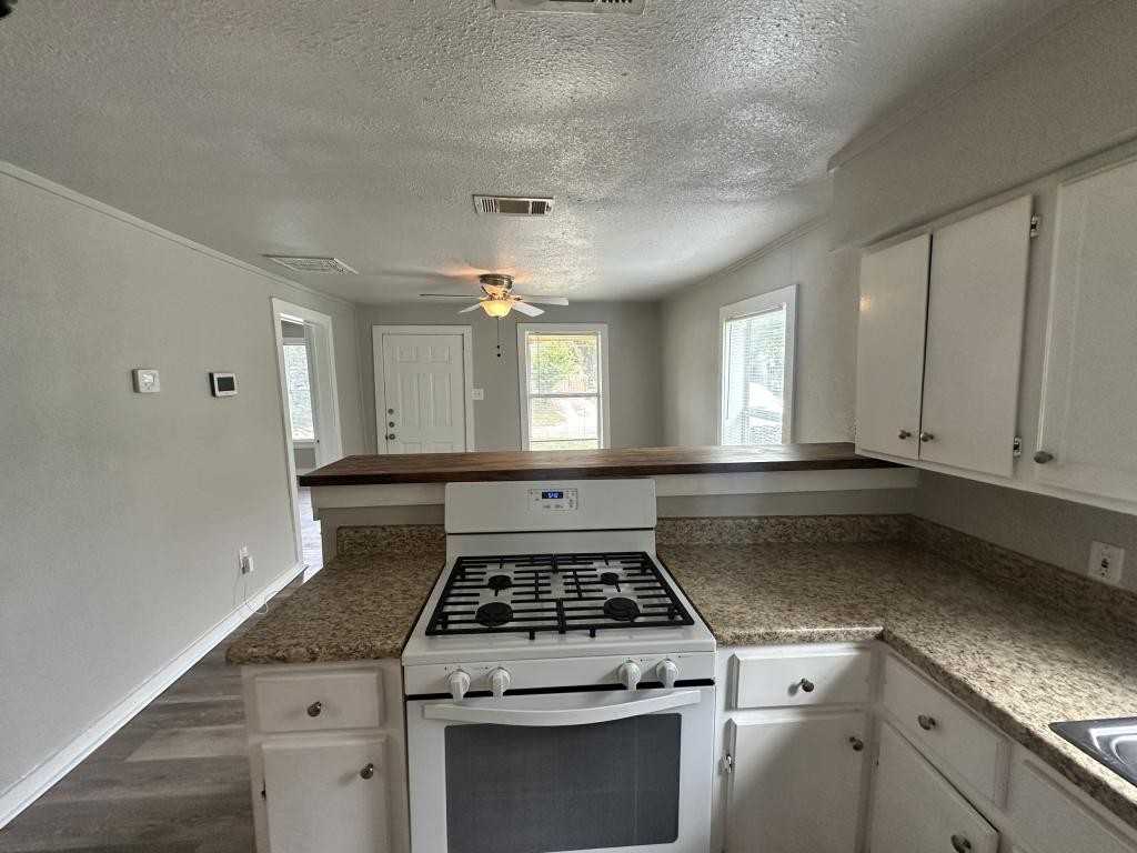 4611 Bradshaw St - Photo 4 of 11