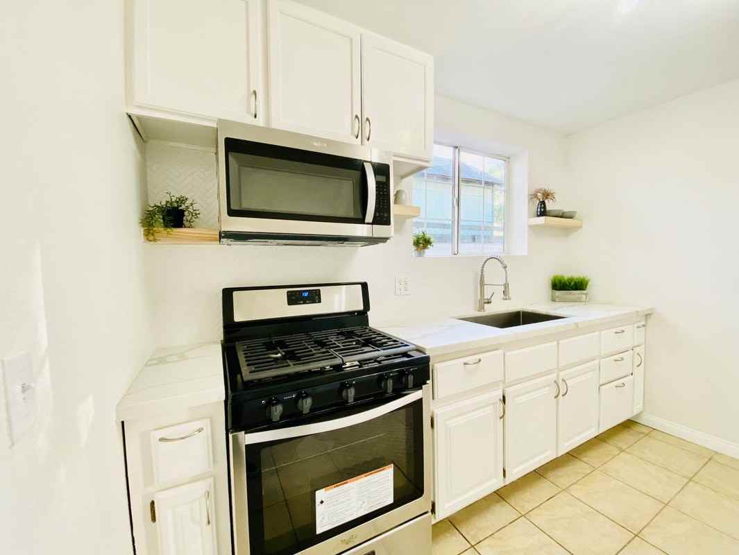 2430 Prospect Ave - Photo 2 of 9