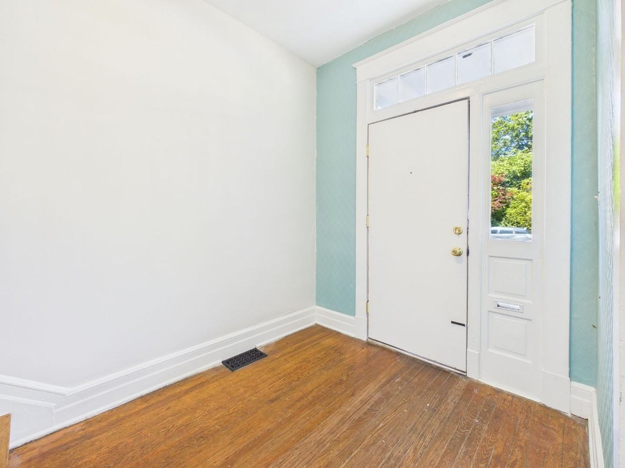 203 W 33rd St - Photo 4 of 40