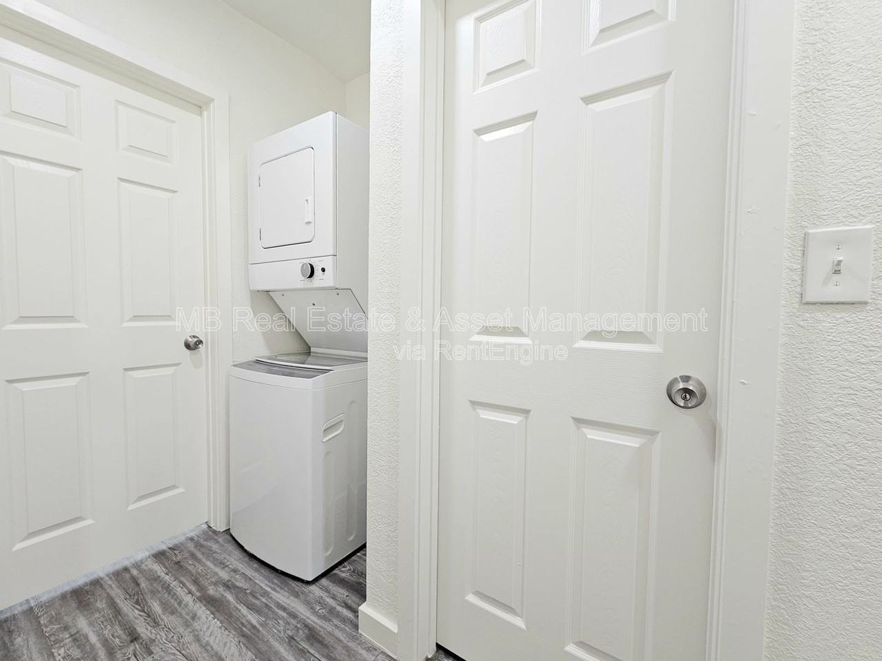 1519 E Oak St #17 - Photo 3 of 9