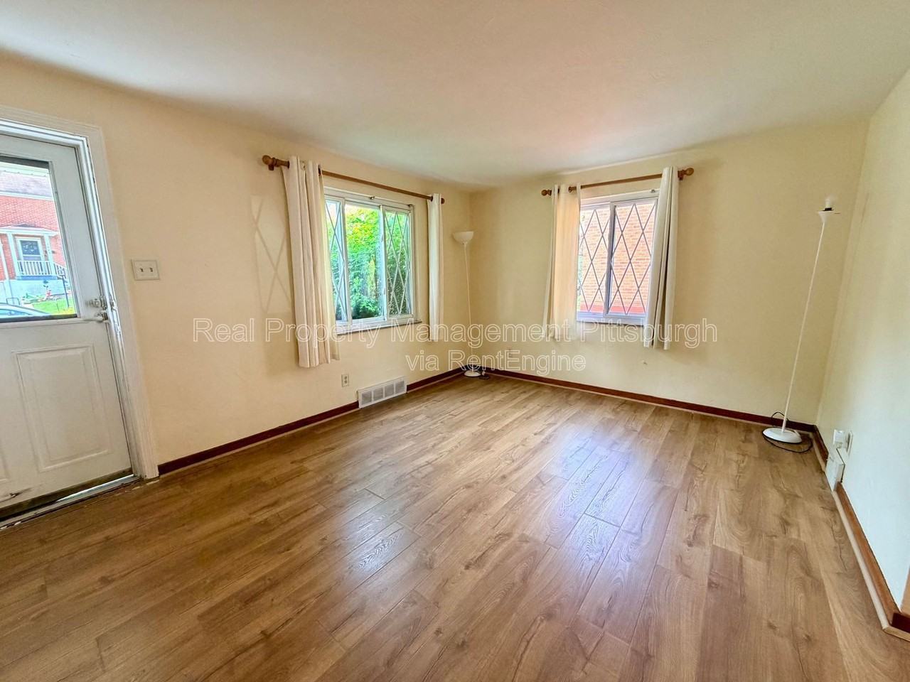 1076 Thornwood Dr - Photo 3 of 17