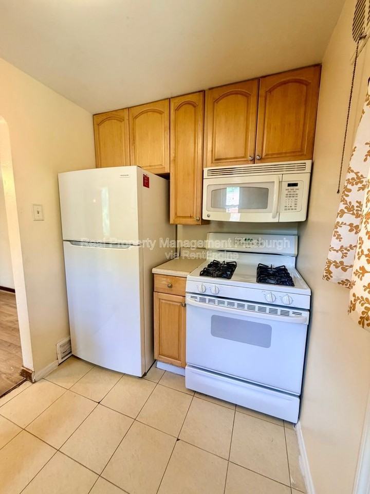 1076 Thornwood Dr - Photo 5 of 17