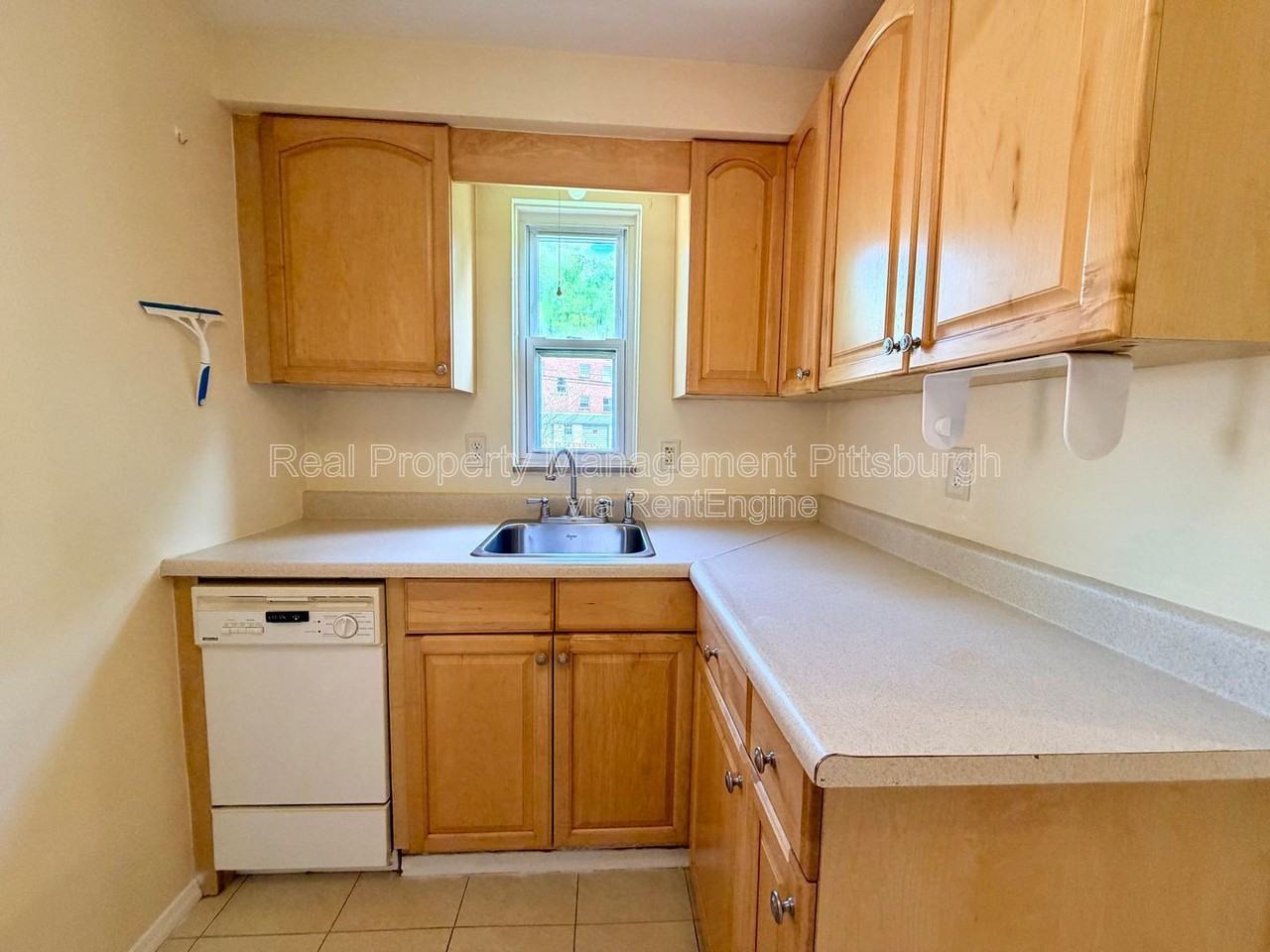 1076 Thornwood Dr - Photo 6 of 17
