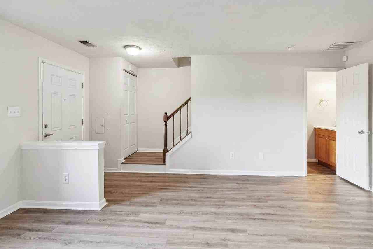 4206 Drake Ct - Photo 4 of 17