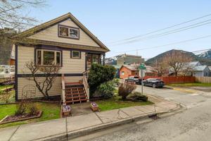 featured image of 437 W 12th St