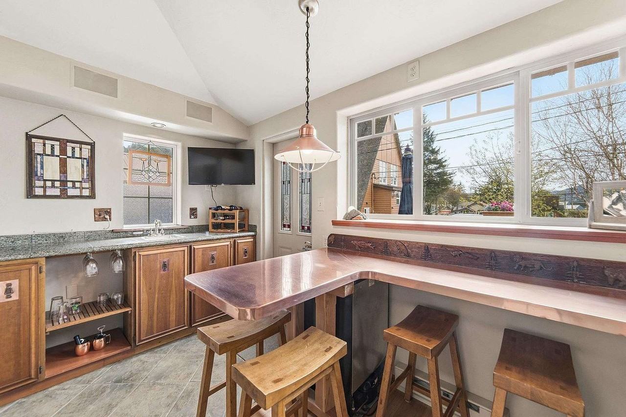 437 W 12th St - Photo 5 of 17